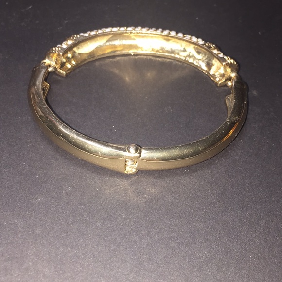 3/$15  🌺STUNNING WHITE PAVED BRACELET - Picture 8 of 8